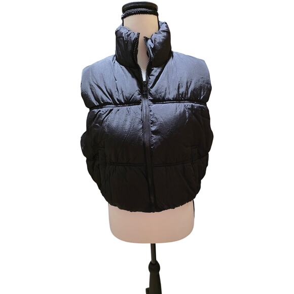 Love Tree Black Cropped Puffer Vest – Size Medium – NWT - Picture 2 of 5